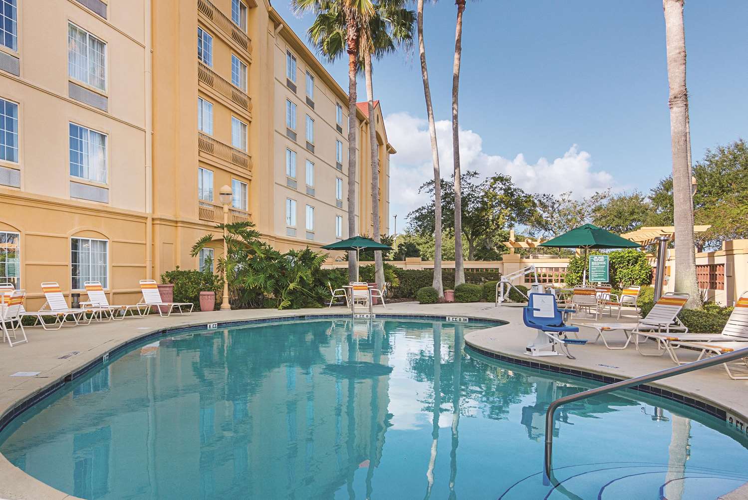 La Quinta Inn & Suites by Wyndham Orlando Airport at Gateway Village