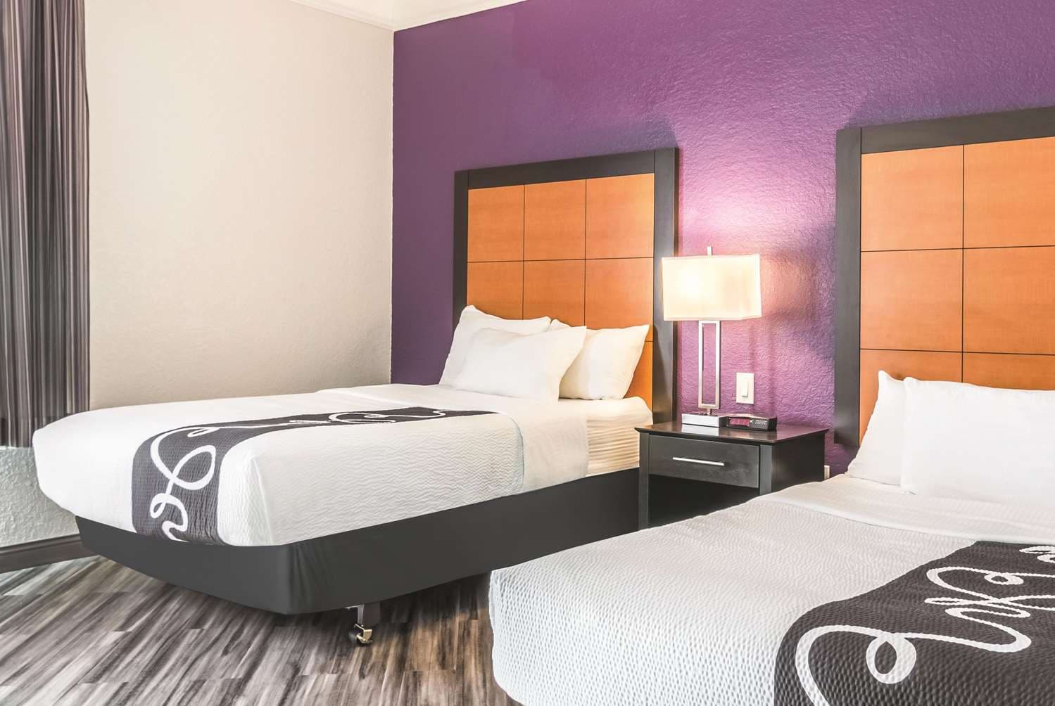 La Quinta Inn & Suites by Wyndham Orlando Airport at Gateway Village