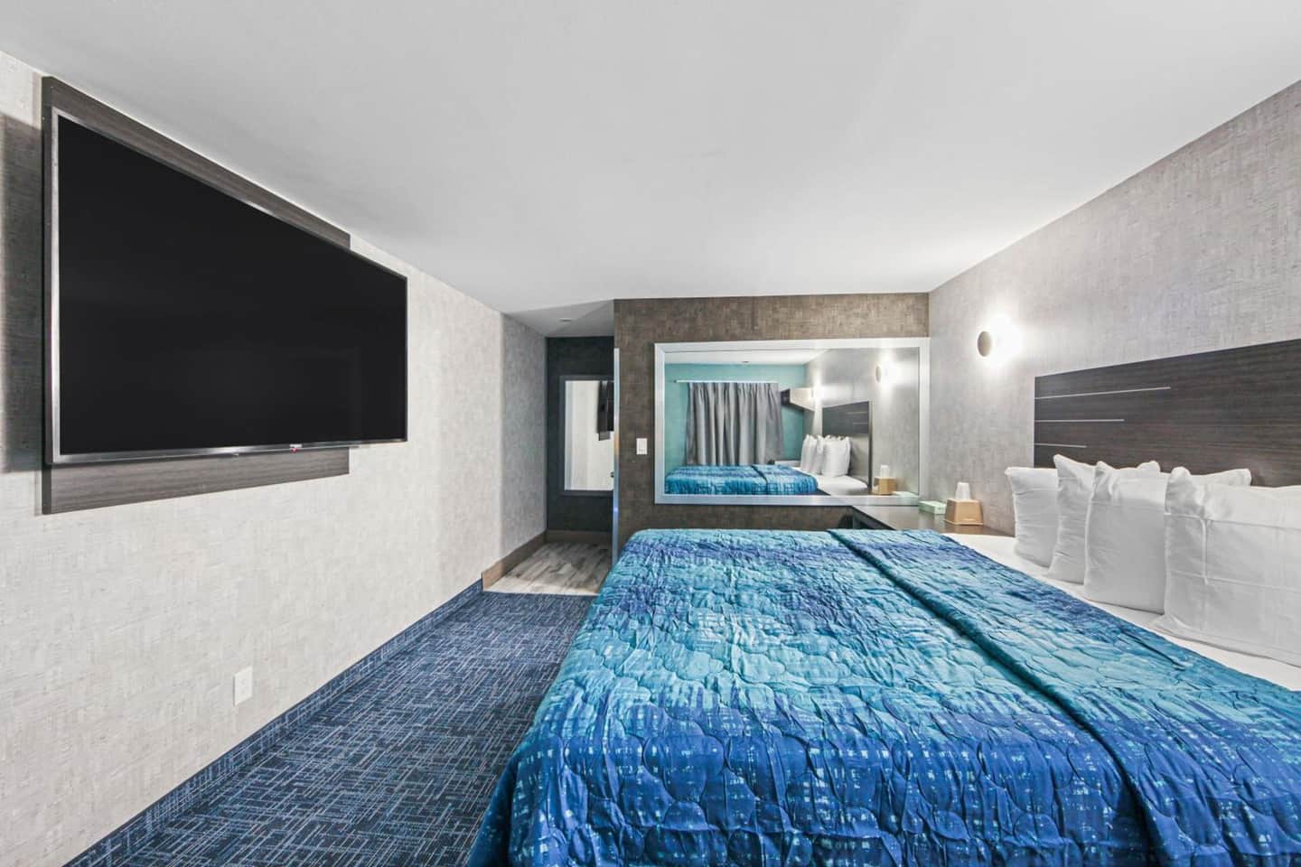 Hotel OPUS Bronx Near Bay Plaza Mall