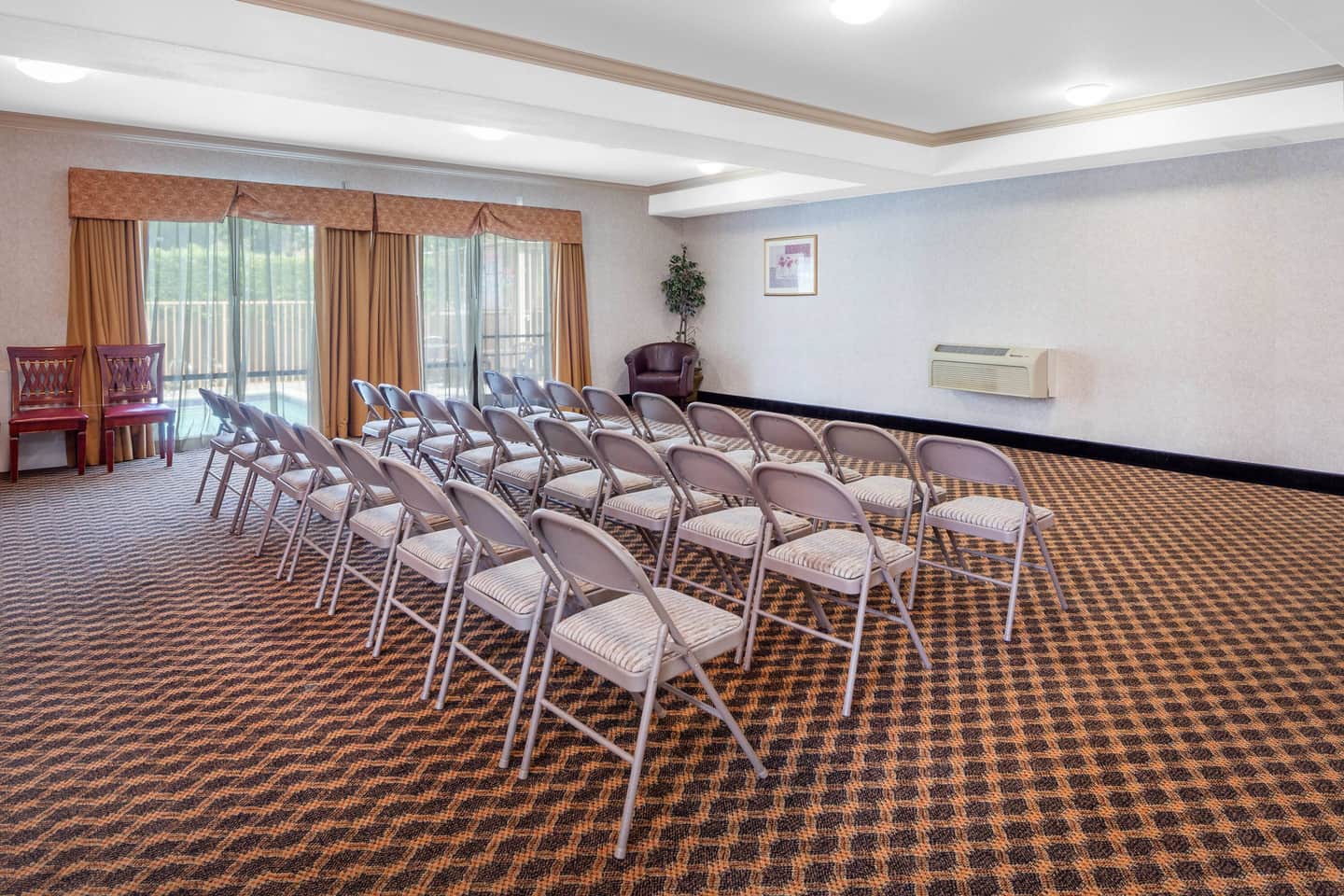 Howard Johnson by Wyndham Pico Rivera Hotel & Suites