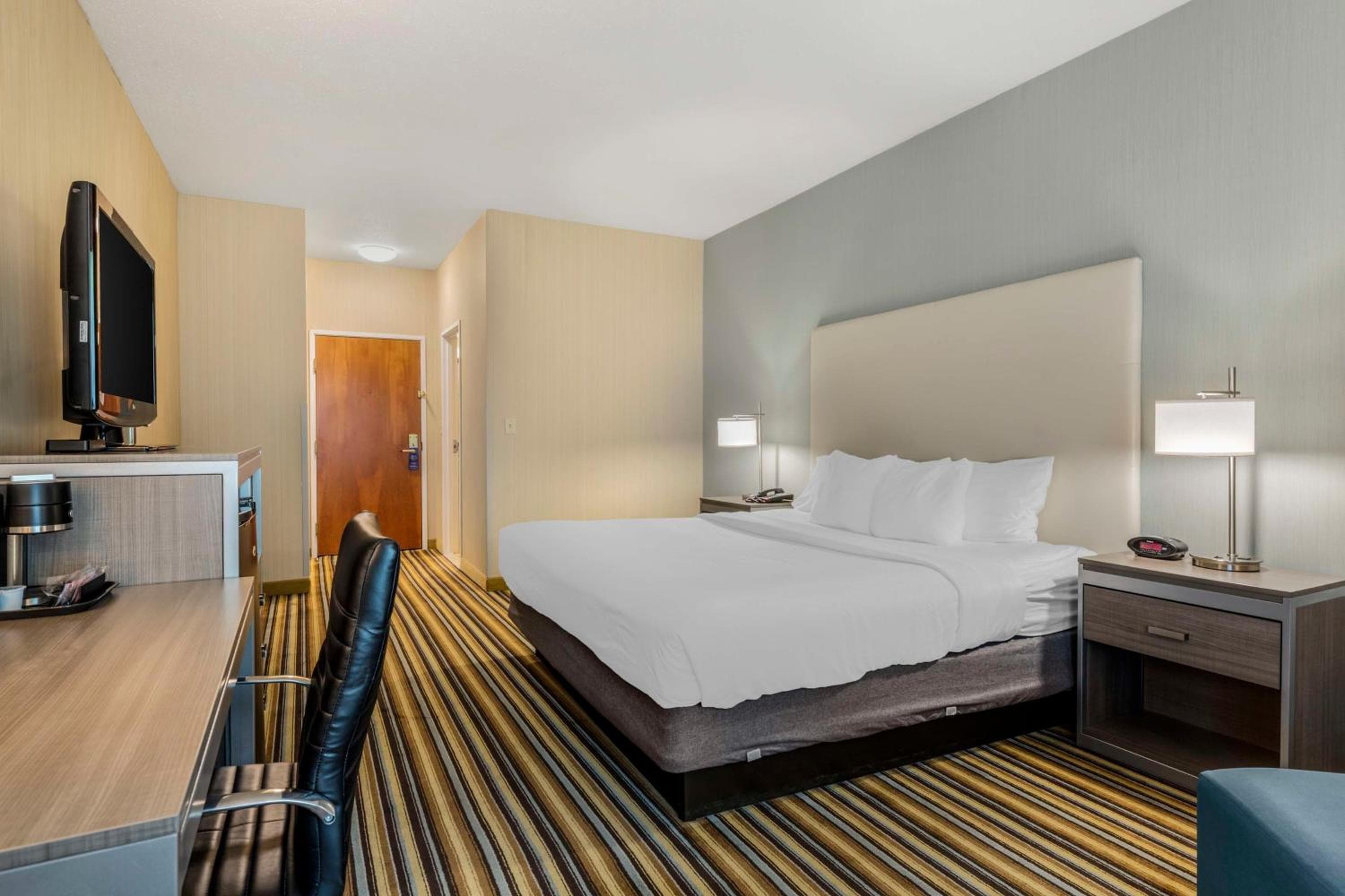 Best Western PLUS NEW ENGLAND INN & SUITES