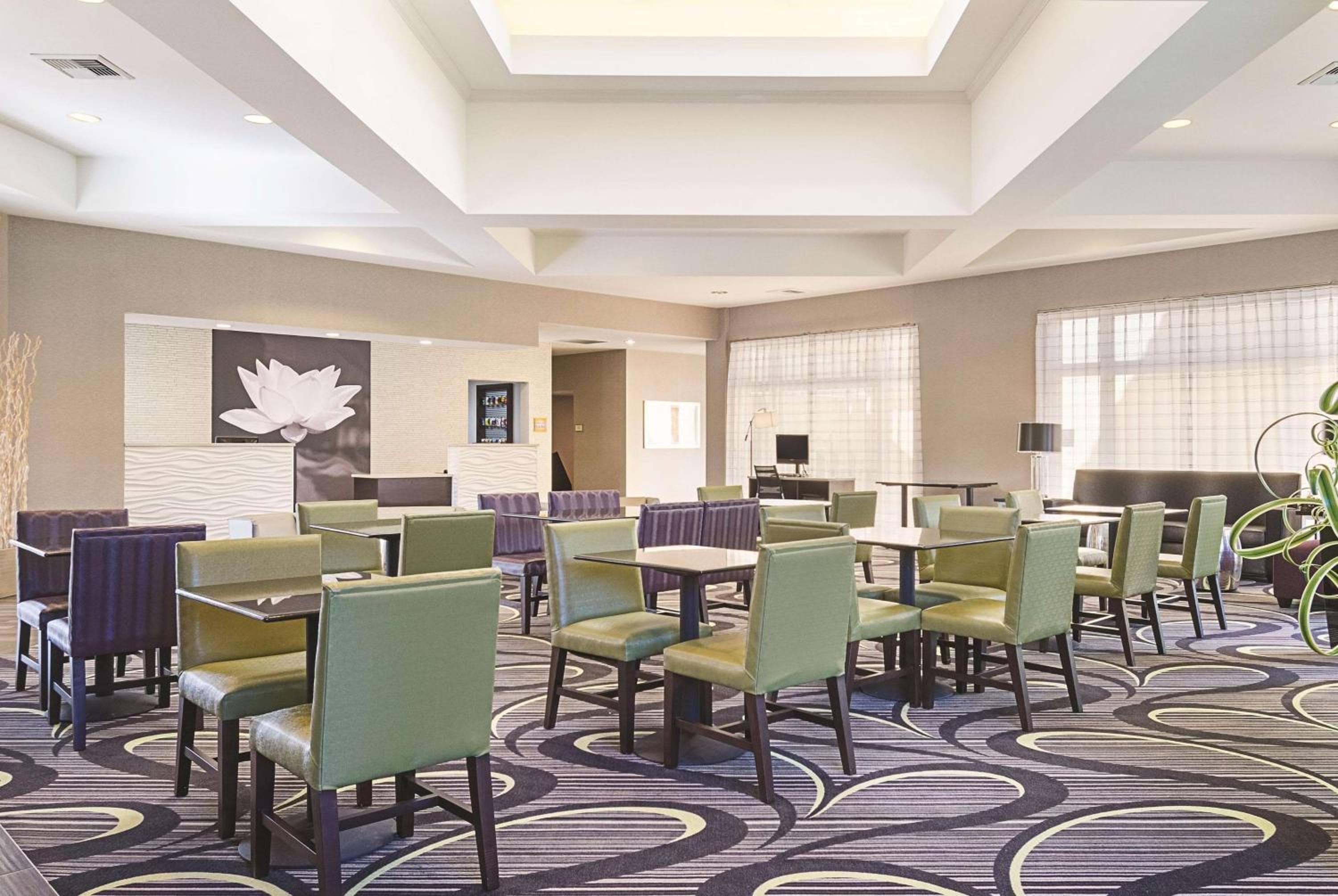 La Quinta Inn & Suites by Wyndham Ontario Airport