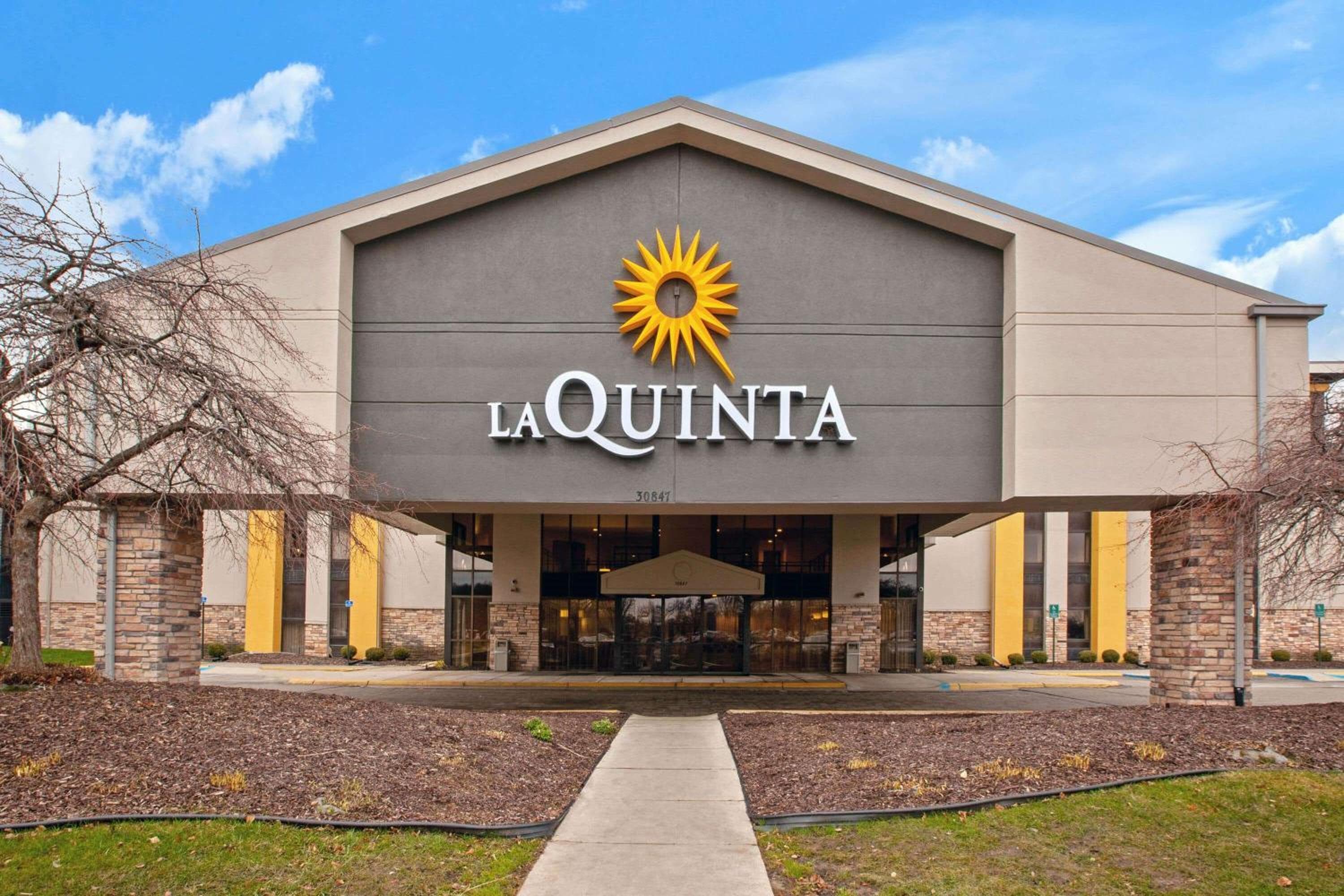 La Quinta Inn & Suites by Wyndham Detroit Metro Airport
