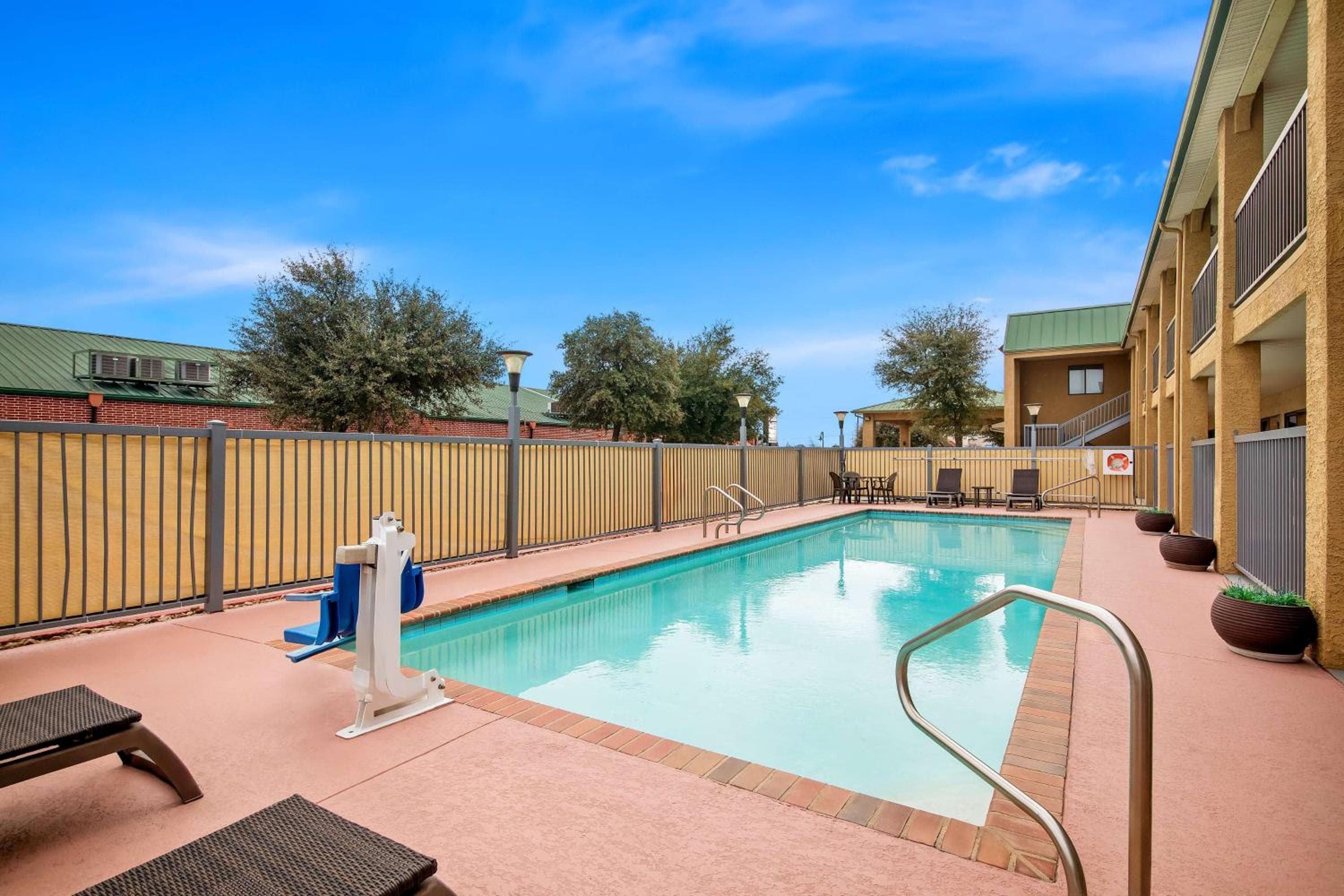 Best Western Cedar Inn