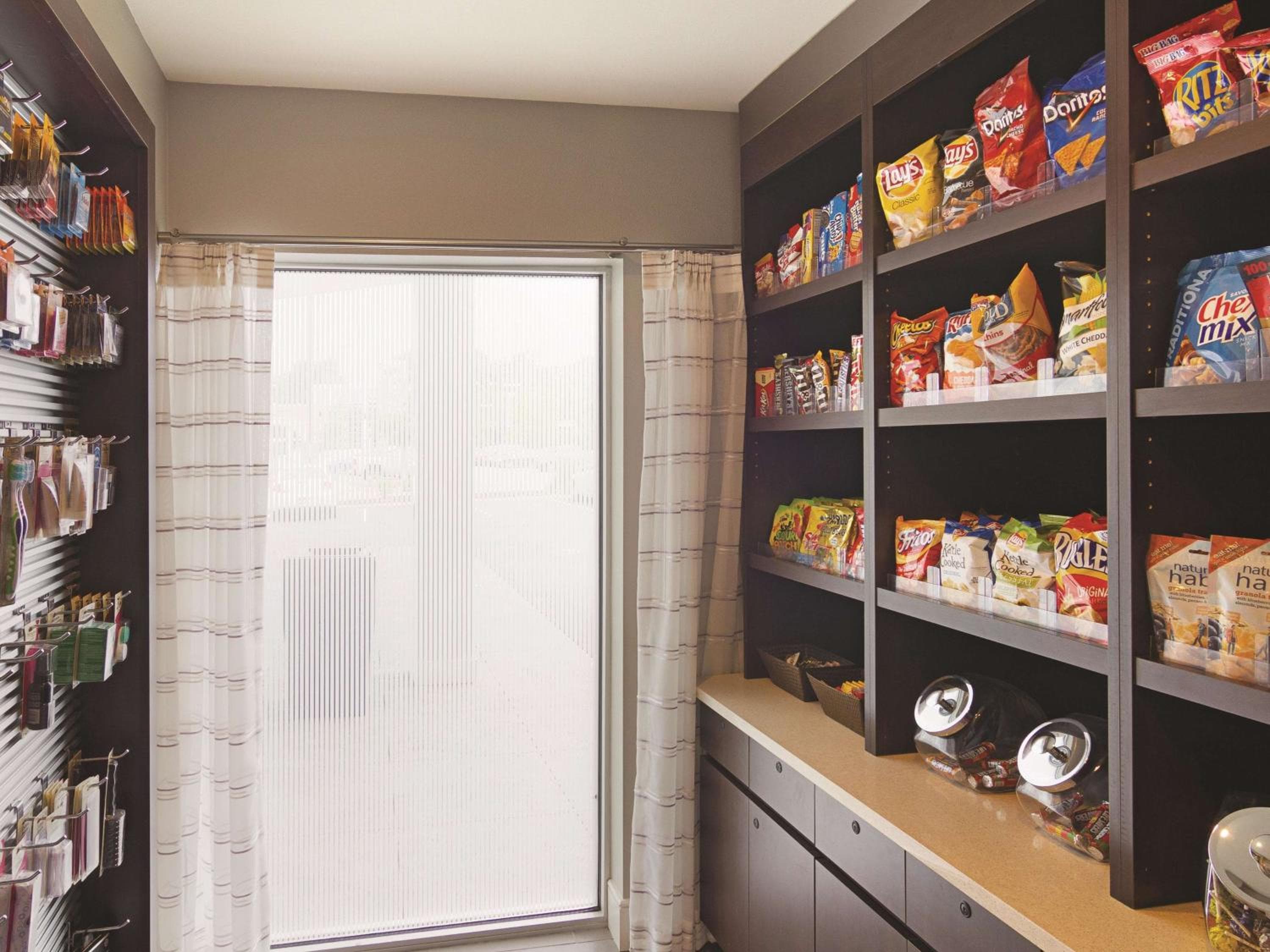 La Quinta Inn & Suites by Wyndham Cleveland - Airport North