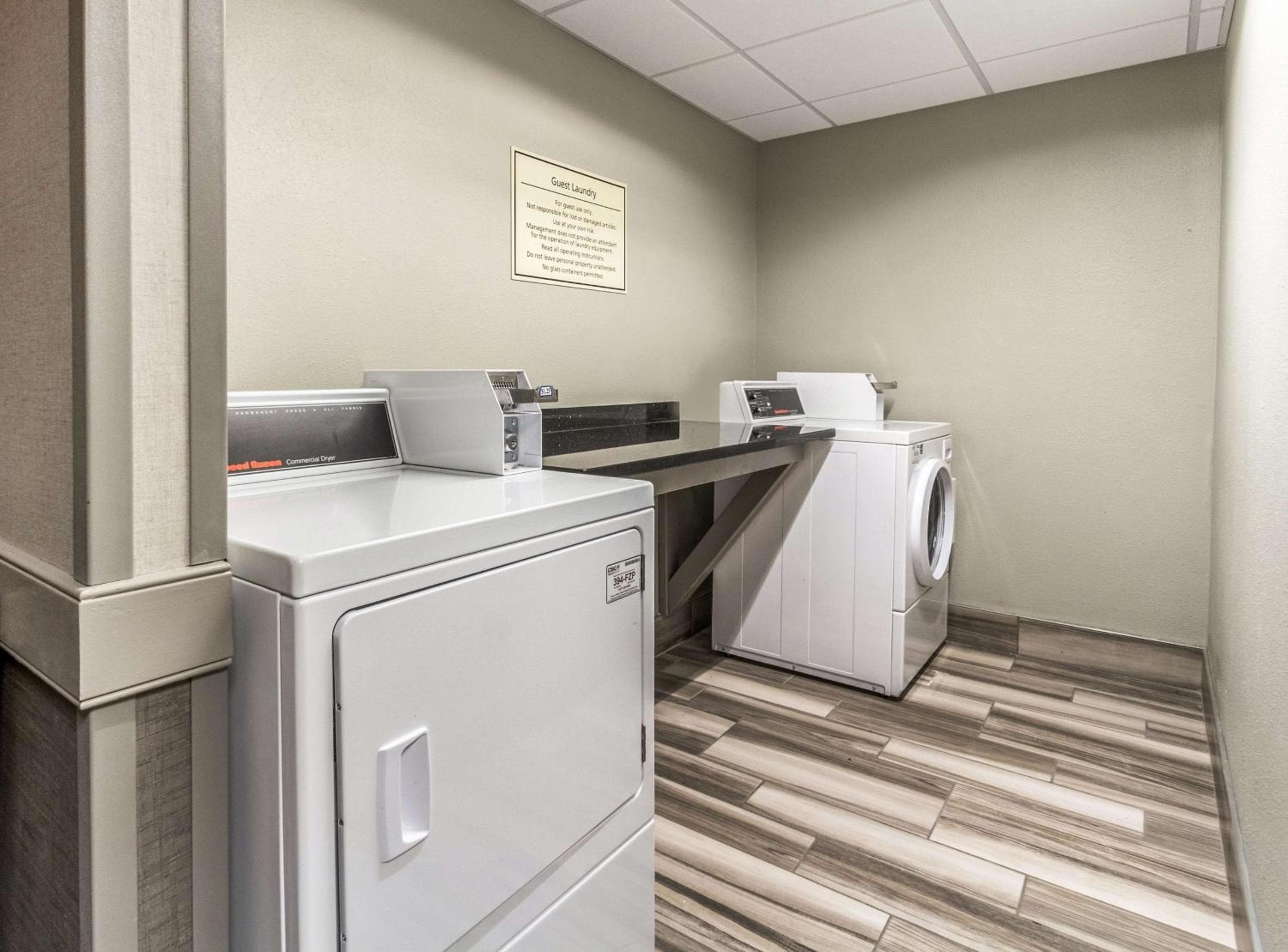 La Quinta Inn & Suites by Wyndham Cleveland - Airport North