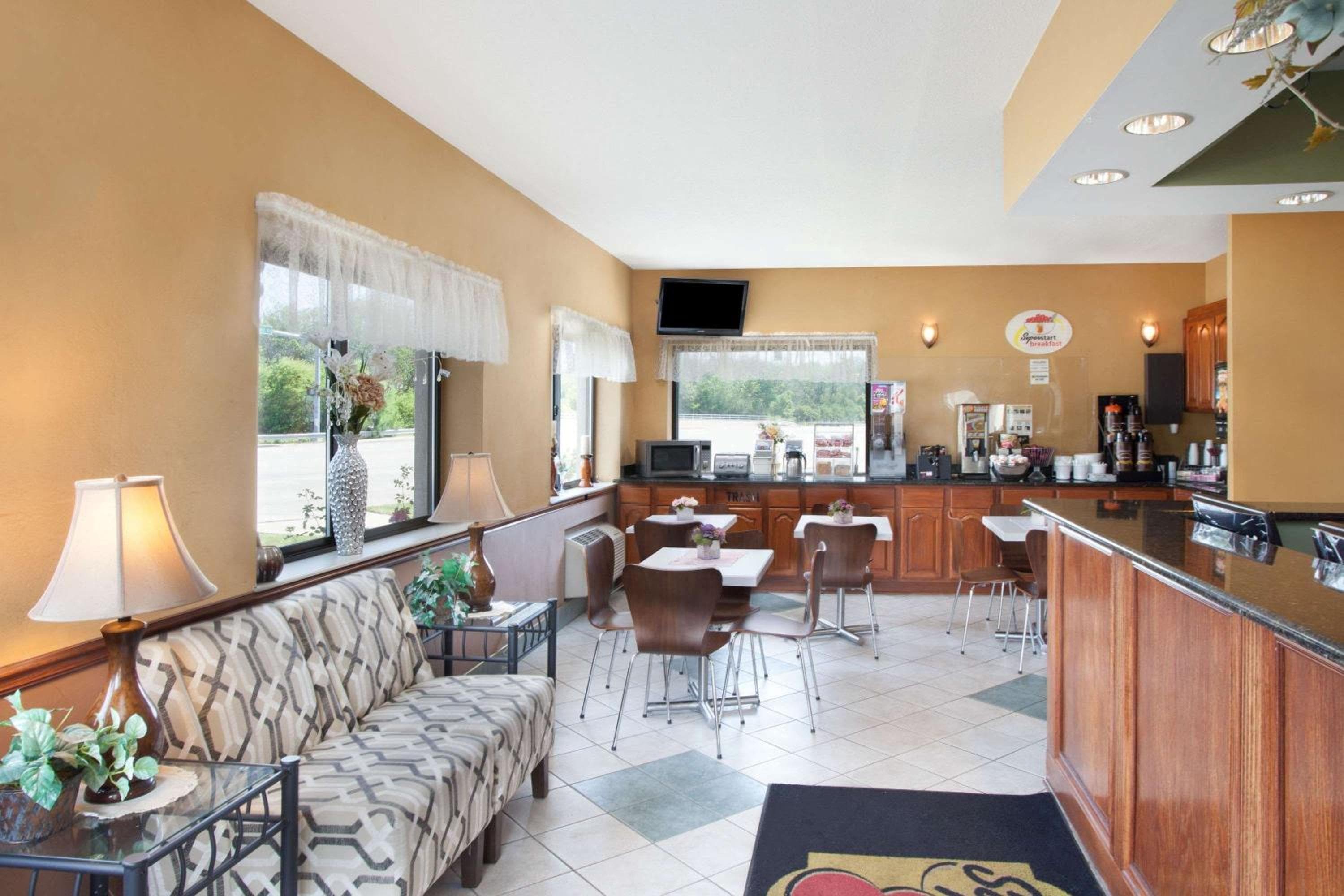 Super 8 by Wyndham Chicago IL