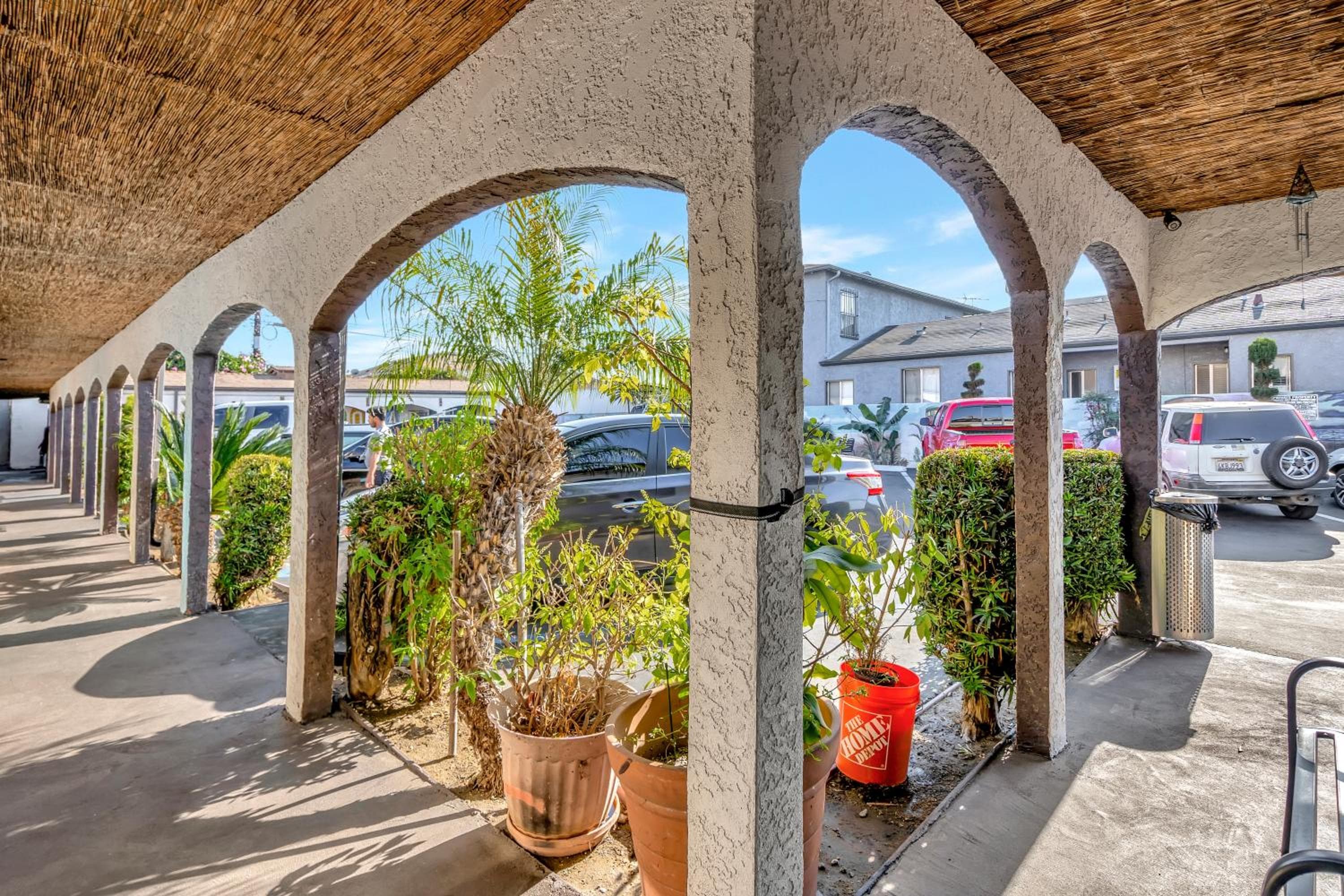 Royal Hawaiian Inn - Mid City