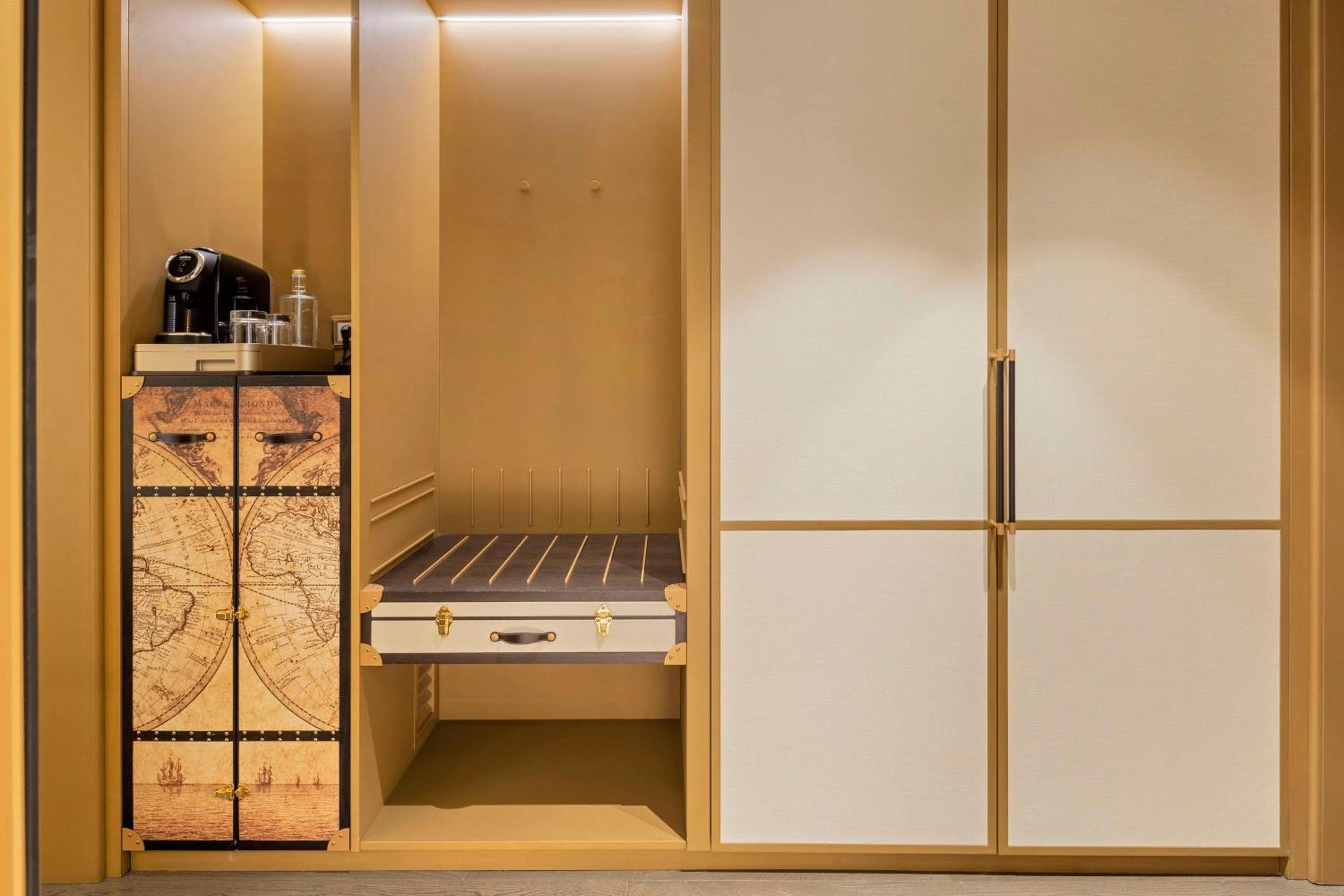 The Emerald House Lisbon Curio Collection By Hilton