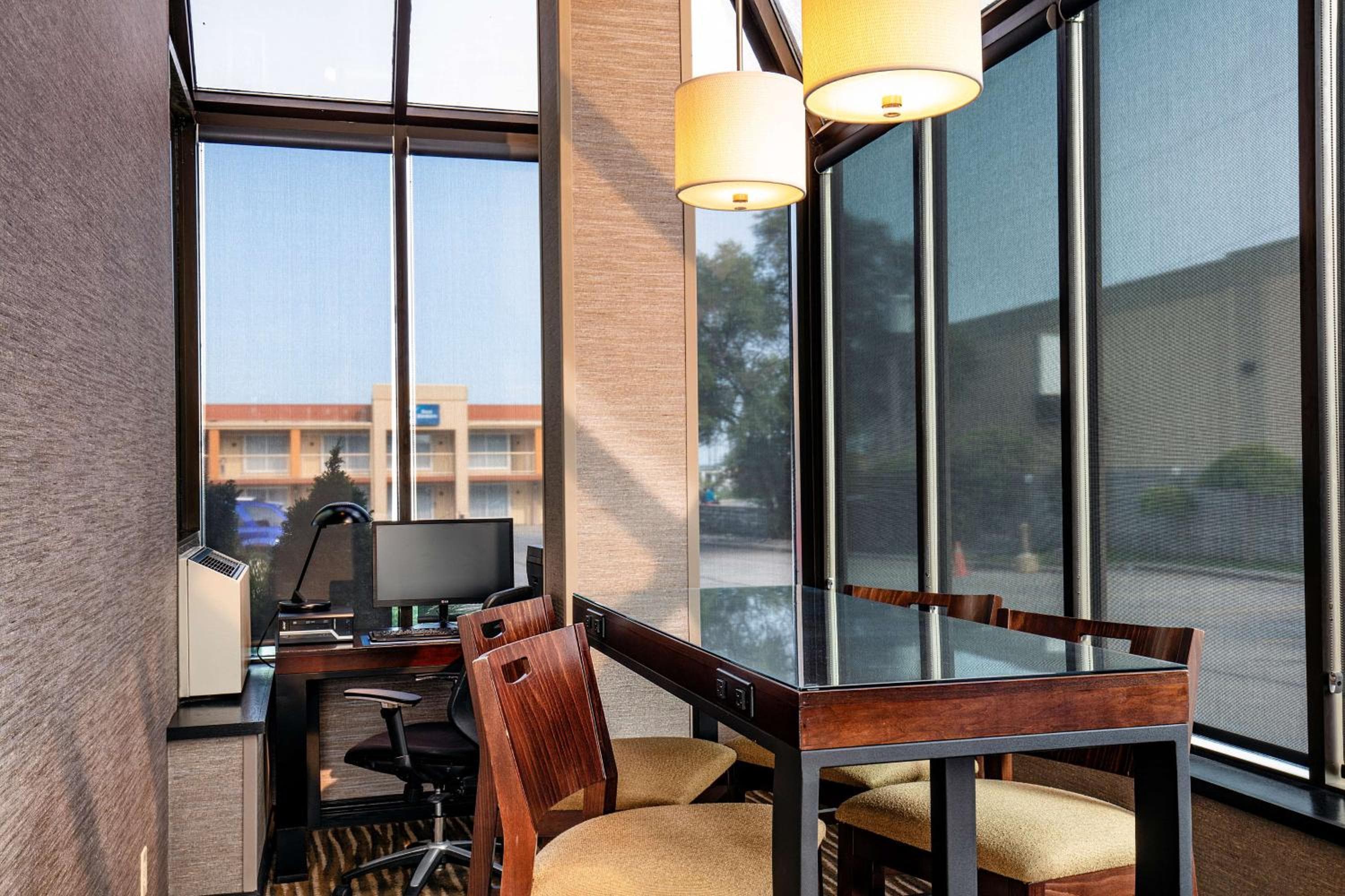 Best Western VOYAGEUR PLACE HOTEL